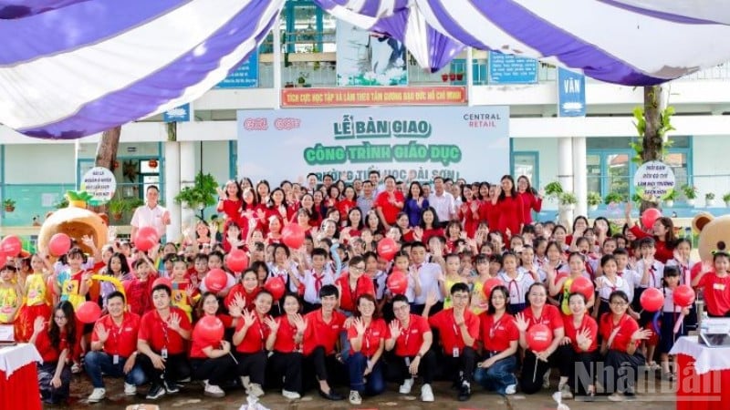ភាពសប្បាយរីករាយរបស់សិស្សានុសិស្ស និងលោកគ្រូអ្នកគ្រូនៃសាលាក្នុងថ្ងៃទទួលការប្រគល់គម្រោងអប់រំពី Central Retail Group Vietnam។