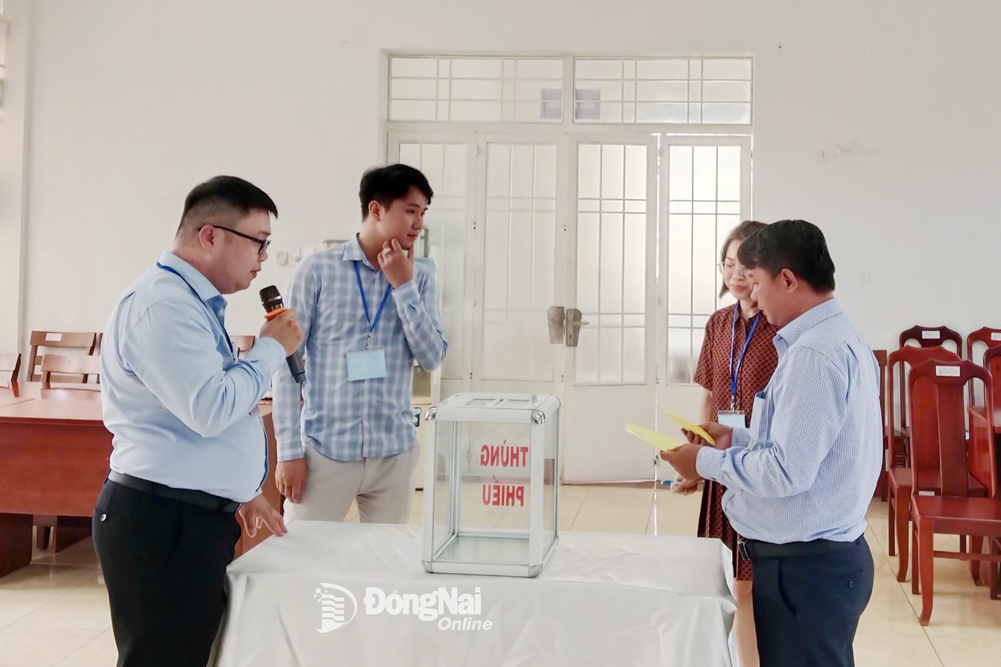 អតិថិជនបោះឆ្នោតដេញថ្លៃសិទ្ធិប្រើប្រាស់ដីធ្លី។ រូបថត៖ អ្នករួមចំណែក 