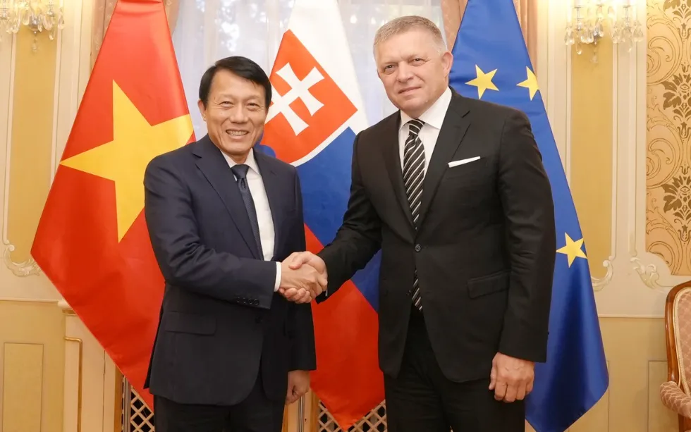 Thủ tướng Cộng hoà Slovakia Robert Fico và Bộ trưởng Lương Tam Quang. Ảnh: Bộ Công an