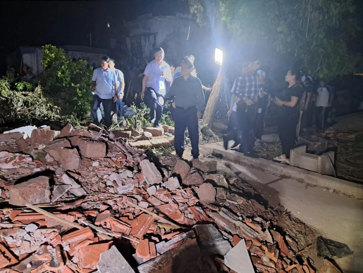 Prime Minister visits people killed by tornado and collapsed houses in Ninh Binh - Photo 1.