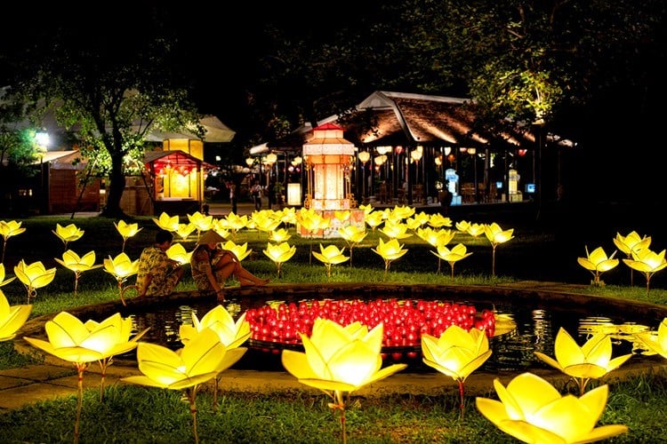 Free entrance to Hue Imperial City welcomes visitors to experience the Royal Palace Mid-Autumn Festival - photo 1