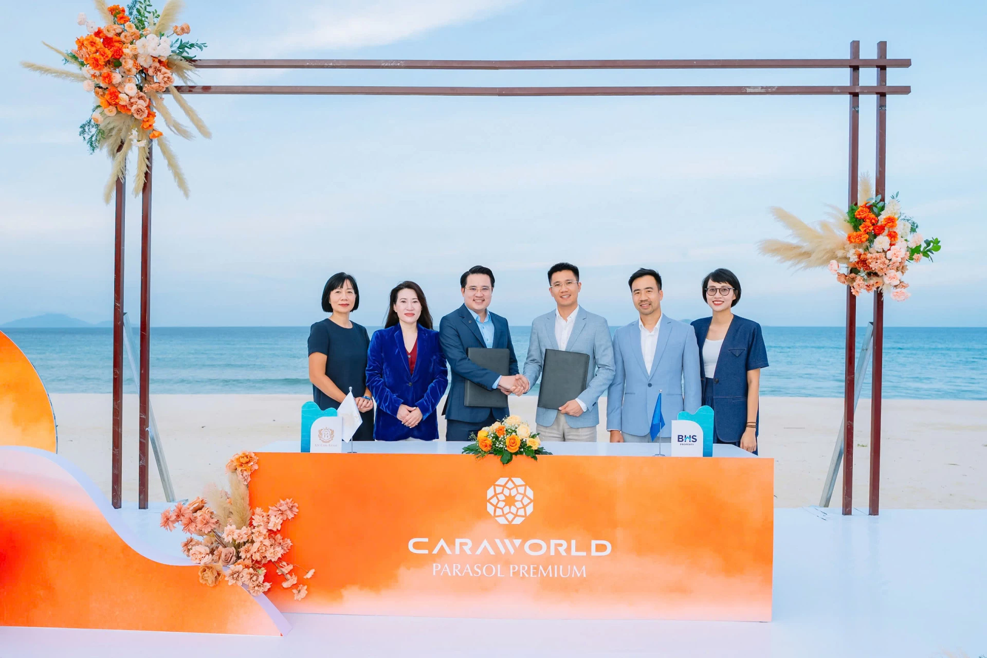 តំណាងក្រុមហ៊ុន KN Cam Ranh និង BHS Property បានចុះហត្ថលេខាលើកិច្ចព្រមព្រៀងសហប្រតិបត្តិការជាយុទ្ធសាស្ត្រមួយដើម្បីអភិវឌ្ឍផ្នែករង Parasol Premium ។