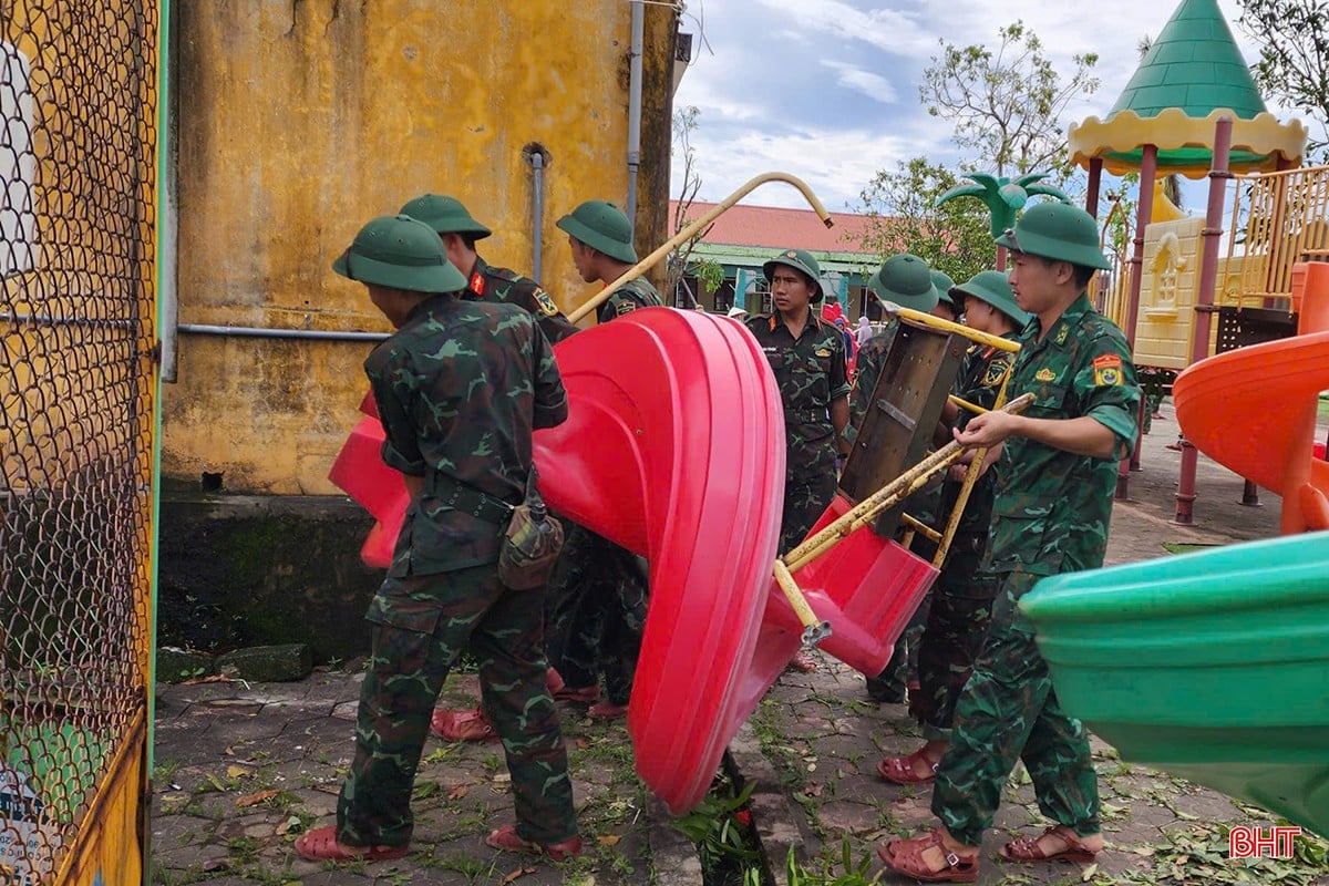 Cán bộ, chiến sỹ Ban Chỉ huy phòng thủ khu vực 3 – Kỳ Anh giúp Trường Mầm non Kỳ Khang sớm đi vào hoạt động