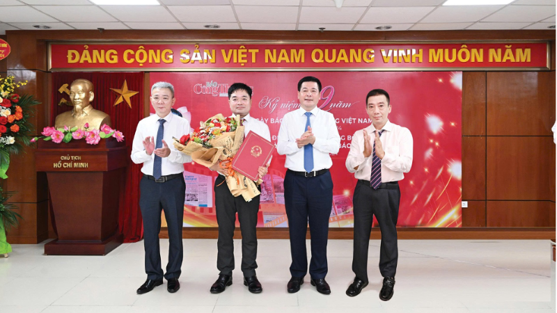 រដ្ឋមន្ត្រី ង្វៀន ហុងឌៀន បានបង្ហាញសេចក្តីសម្រេចចិត្តទទួលស្គាល់ទិវាប្រពៃណីថ្ងៃទី ២ ខែតុលា ឆ្នាំ ១៩៤៥ ដល់ថ្នាក់ដឹកនាំនៃកាសែតឧស្សាហកម្ម និងពាណិជ្ជកម្ម។