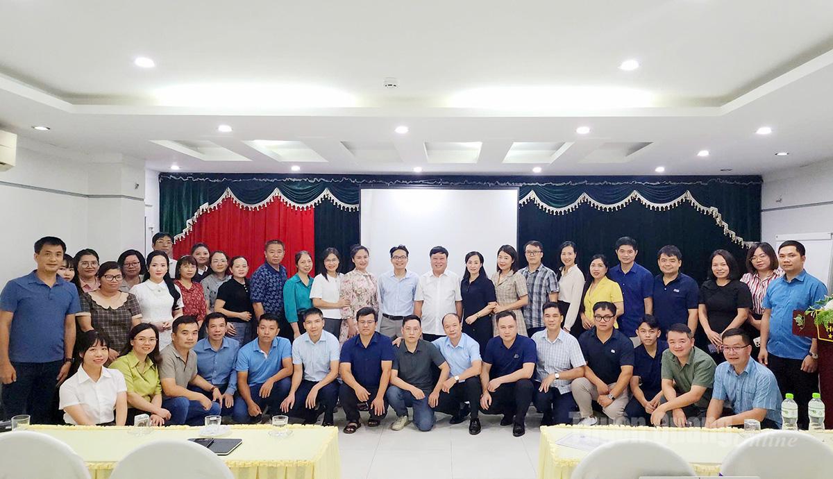 Các đồng chí lãnh đạo Báo và phát thanh, truyền hình Tuyên Quang và học viên tham dự Lớp bồi dưỡng.