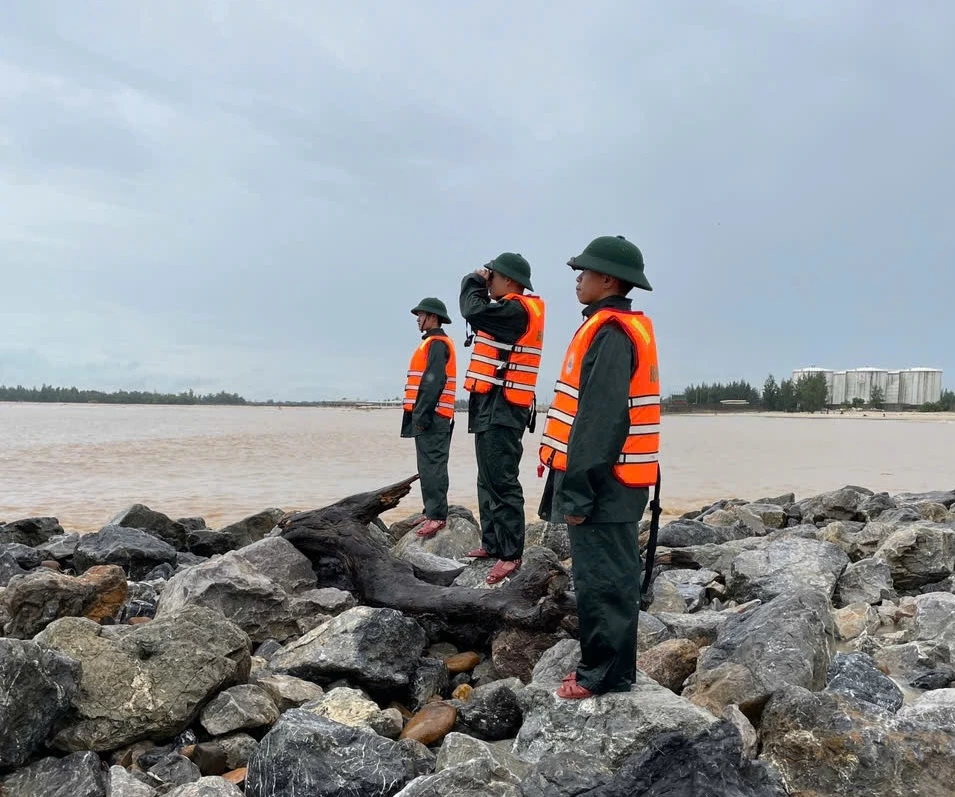Die Grenzwache von Quang Tri hat Kräfte eingesetzt, um entlang der Küste von Cua Viet nach zwei vermissten Seeleuten zu suchen – Foto: L.T