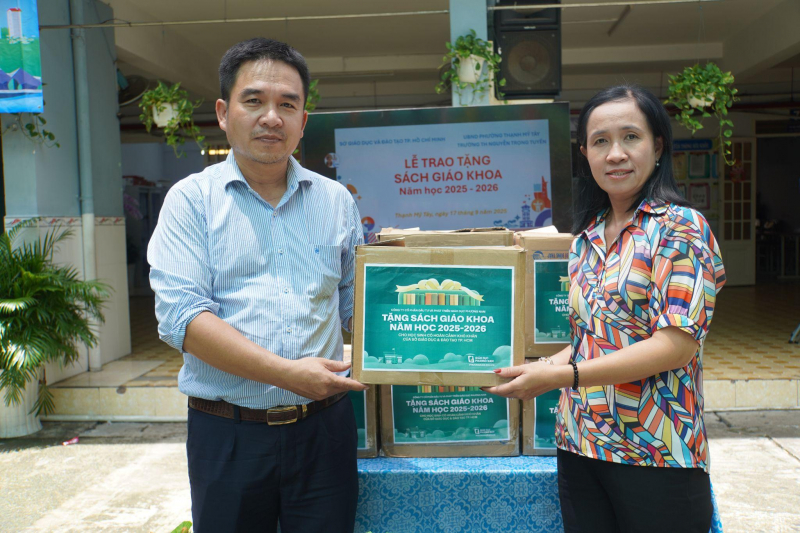 Spende von 50.000 Schulbuchsätzen in Ho-Chi-Minh-Stadt -0
