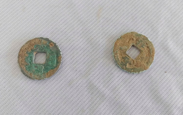 Hiện vật gồm hai nhóm chính: đất nung (gạch, ngói, gốm gia dụng) và kim loại, trong đó nổi bật là hai đồng tiền thời Tống, cho thấy dấu ấn giao lưu văn hóa. Ảnh: Trương Định / Báo Tiền Phong.