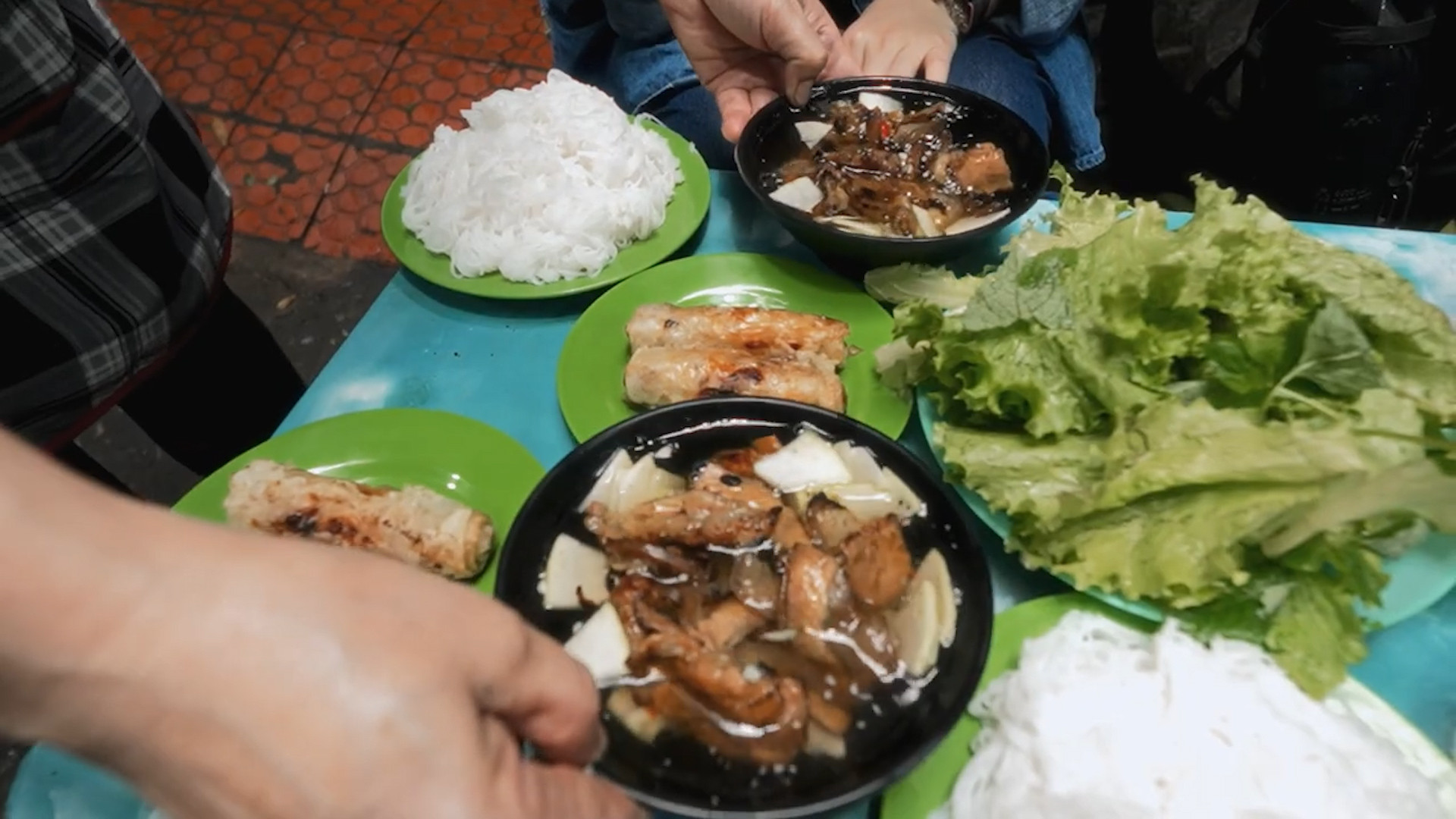 អតិថិជន​ដើរ​តាម​ផ្លូវ​ដើរ​រកមើល​ស៊ុប​វល្លិ​ហាណូយ​ជាមួយ​ក្តាម និង​ខ្យង