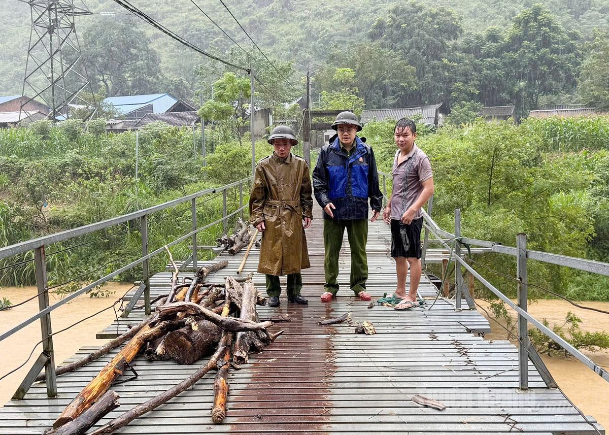 Can Ty Commune Police force propagates and reminds people not to collect firewood, timber and not to go near rivers and streams during the flood season.