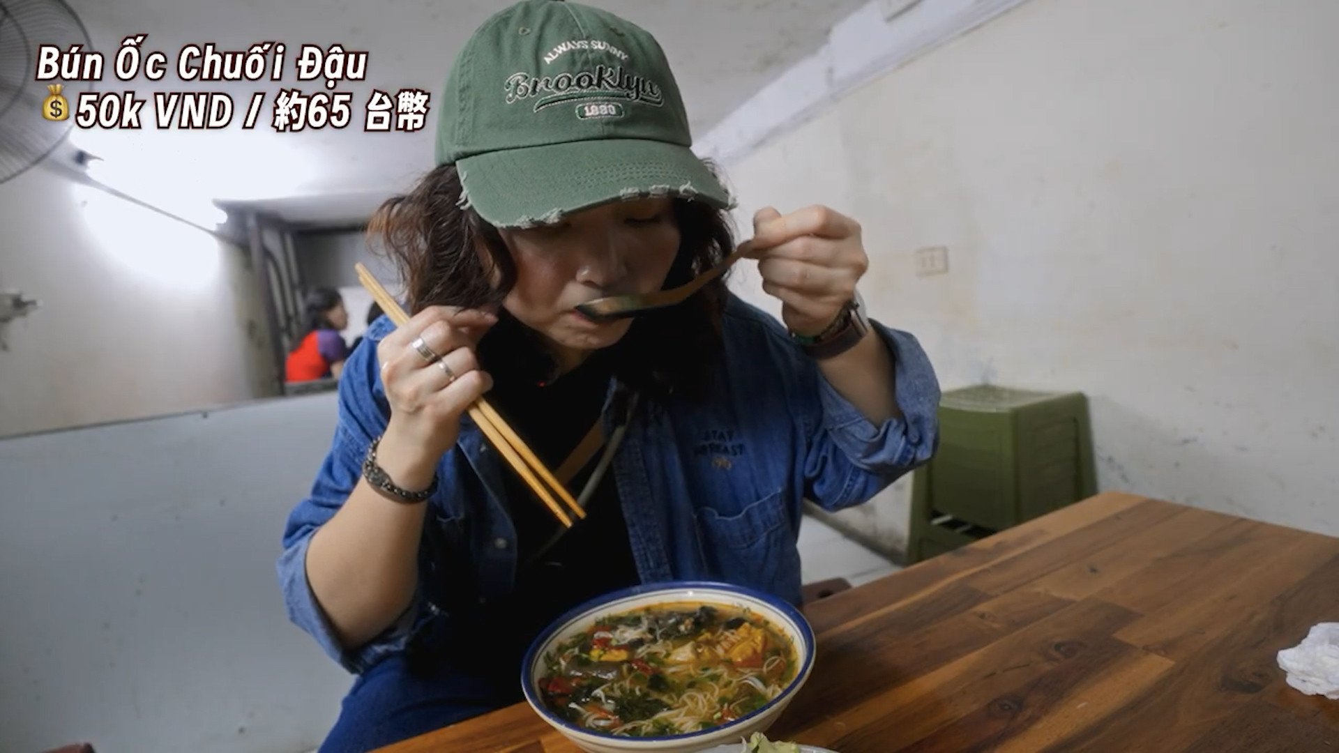 អតិថិជន​ដើរ​តាម​ផ្លូវ​ដើរ​រកមើល​ស៊ុប​វល្លិ​ហាណូយ​ជាមួយ​ក្តាម និង​ខ្យង