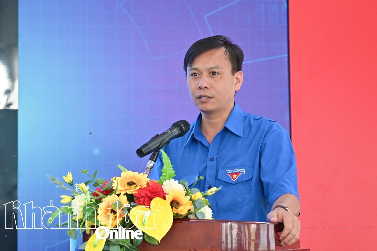 លោក Huynh Huu Phuc - អនុប្រធានគណៈកម្មាធិការមជ្ឈឹមរណសិរ្សមាតុភូមិវៀតណាមខេត្ត លេខាសម្ព័ន្ធយុវជនខេត្ត បានដឹកនាំការពិភាក្សាជាមួយសាខាសហភាពយុវជន។