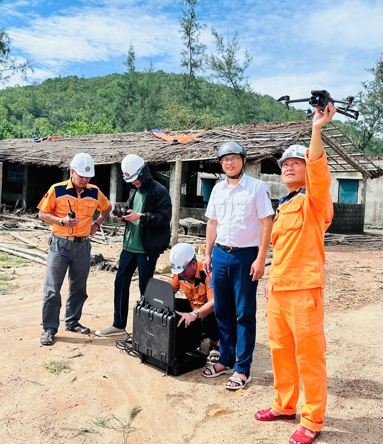 Chạy đua với thời gian tìm kiếm nạn nhân 2 tàu cá bị chìm tại Quảng Trị- Ảnh 3.