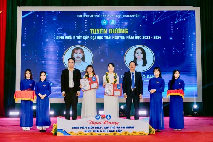លោកស្រី Hang Thi Sinh បានទទួលវិញ្ញាបនបត្រ Merit សម្រាប់និស្សិតល្អចំនួន 5 នាក់នៅកម្រិតសាកលវិទ្យាល័យ នៅមជ្ឈមណ្ឌលសន្និសីទ សាកលវិទ្យាល័យ Thai Nguyen ឆ្នាំសិក្សា 2023 - 2024។