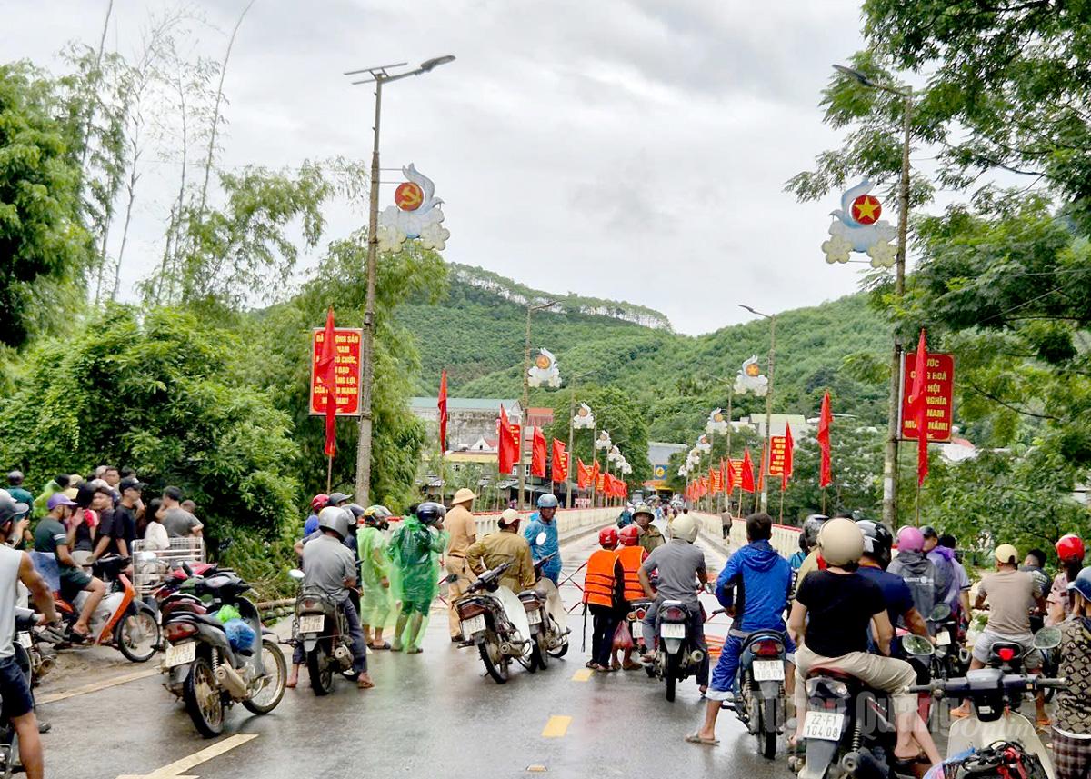 អាជ្ញាធរឃុំ Chiem Hoa ហាមប្រជាពលរដ្ឋ និងយានយន្តឆ្លងកាត់ស្ពាន Chiem Hoa ជាបណ្តោះអាសន្ន ចាប់ពីម៉ោង១២ថ្ងៃត្រង់ ថ្ងៃទី៣០ ខែកញ្ញា រហូតដល់មានការជូនដំណឹងបន្ថែម។
