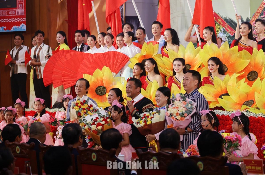 Soudruh Y Giang Gry Nie Knong, člen stálého výboru provinční strany a předseda provinčního výboru Vietnamské vlastenecké fronty, předal umělecké skupině květiny. Foto: Ngoc Thang