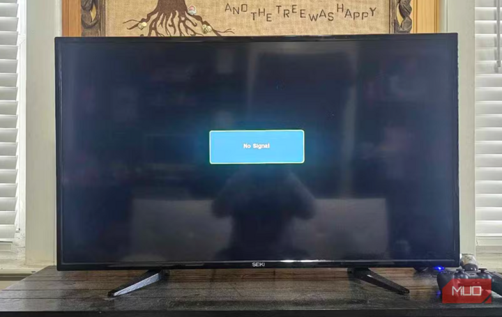 ប្រសិនបើទូរទស្សន៍ Smart TV របស់អ្នកគ្រាន់តែបង្ហាញអេក្រង់ខ្មៅ អ្នកអាចបង្រួមមូលហេតុបានយ៉ាងឆាប់រហ័សជាមួយនឹងការត្រួតពិនិត្យសាមញ្ញមួយចំនួន។ (រូបថត៖ Makeuseof)