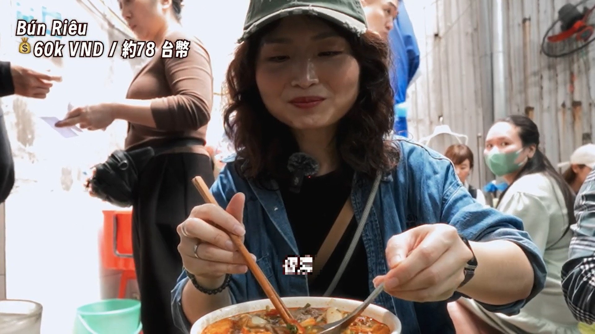 អតិថិជន​ដើរ​តាម​ផ្លូវ​ដើរ​រកមើល​ស៊ុប​វល្លិ​ហាណូយ​ជាមួយ​ក្តាម និង​ខ្យង