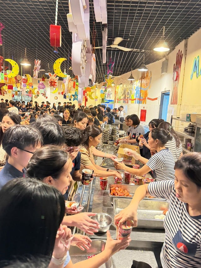 Trường học giữ trò ở lại vì mưa ngập, học sinh Hà Nội nghỉ học ngày 1.10   - Ảnh 1.