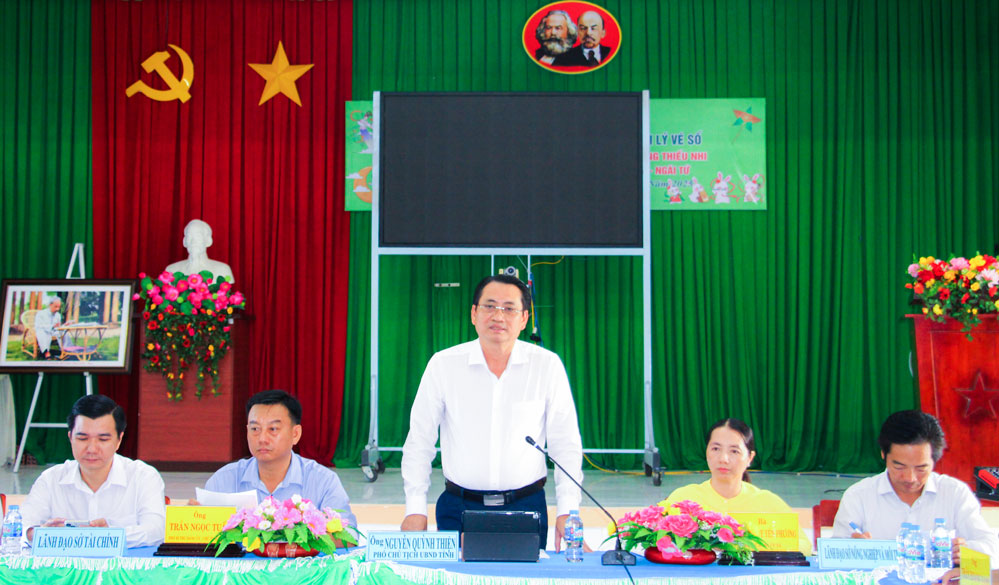 អនុប្រធានគណៈកម្មាធិការប្រជាជនខេត្ត - លោក Nguyen Quynh Thien និងគណៈប្រតិភូធ្វើការអង្កេតស្ថានភាពបាក់ដី។