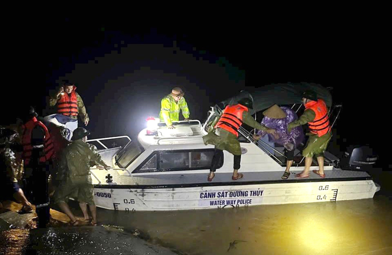 After storm No. 10, Ha Tinh people struggle with floods -0