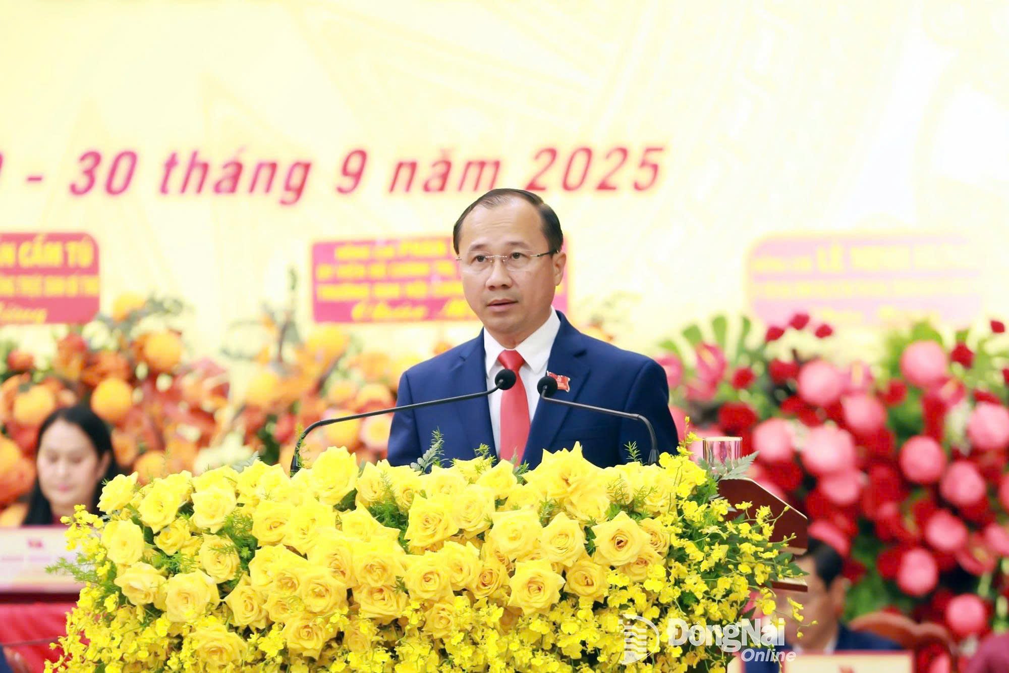 ប្រធាននាយកដ្ឋានសំណង់ លោក Nguyen Anh Tuan បានធ្វើបទបង្ហាញពី “ស្ថានភាពបច្ចុប្បន្ន និងទិសដៅអភិវឌ្ឍន៍លំនៅដ្ឋានសង្គមនៅខេត្ត Dong Nai ដំណាក់កាល ២០២៥-២០៣០”។ រូបថត៖ ហ៊ុយ អាញ់ 