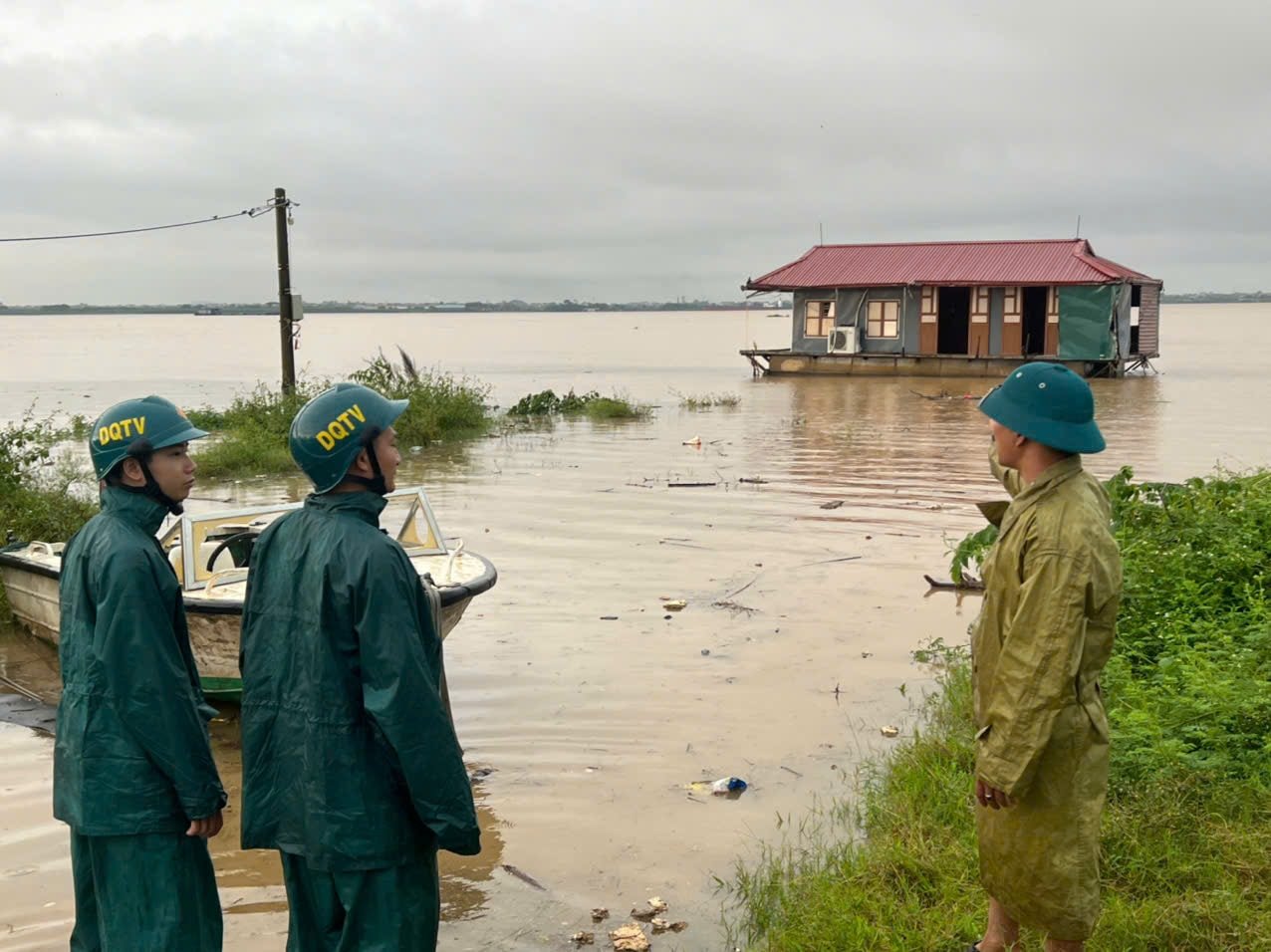 Úřady obce O Dien mobilizovaly domácnosti žijící na řece, aby se ukryly na břehu. Foto: Obec O Dien
