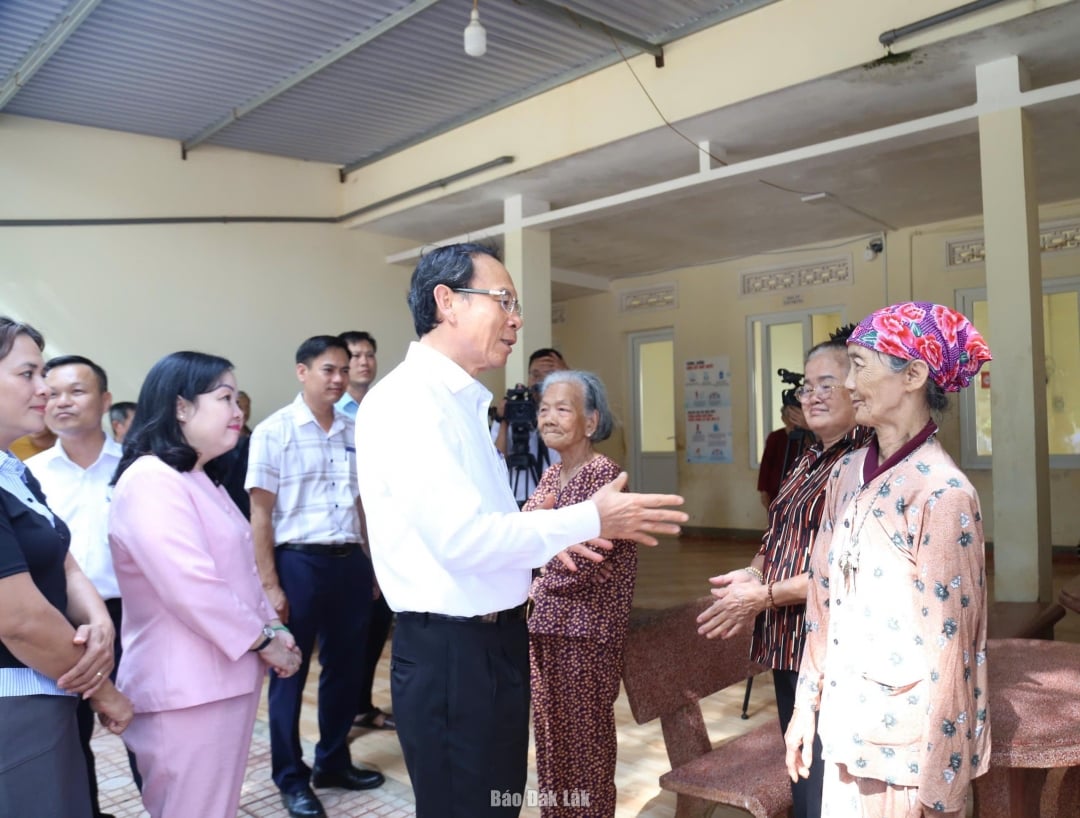 សមមិត្ត Nguyen Van Nen ទៅសួរសុខទុក្ខមនុស្សចាស់