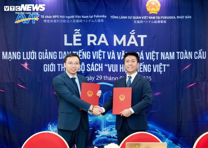 បណ្តាញសកលសម្រាប់ការបង្រៀនភាសា និងវប្បធម៌វៀតណាមបានចុះកិច្ចសន្យាជាមួយវិទ្យាស្ថានបច្ចេកវិទ្យាប្រៃសណីយ៍ និងទូរគមនាគមន៍ (PTIT)។