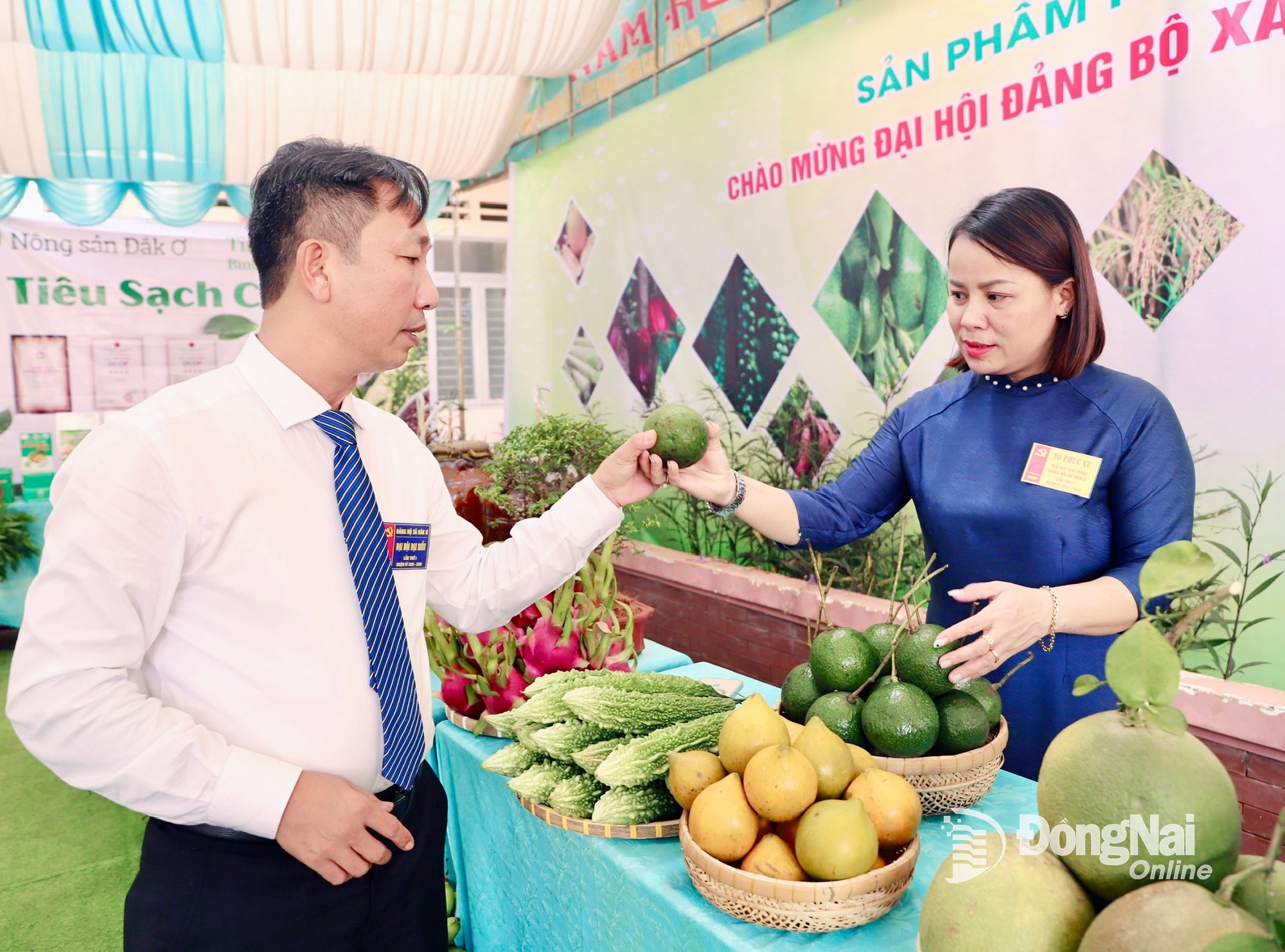 គណៈប្រតិភូទៅទស្សនាតំបន់តាំងបង្ហាញផលិតផល និងកសិផល OCOP ក្នុងមហាសន្និបាតលើកទី១ របស់គណៈកម្មាធិការបក្សឃុំ Dak O អាណត្តិ 2025-2030។ រូបថត៖ Binh Nguyen