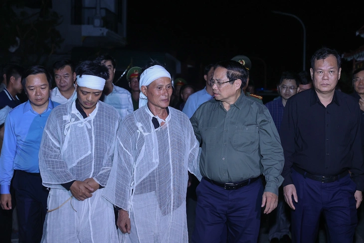 Prime Minister visits people killed by tornado and collapsed houses in Ninh Binh - Photo 2.