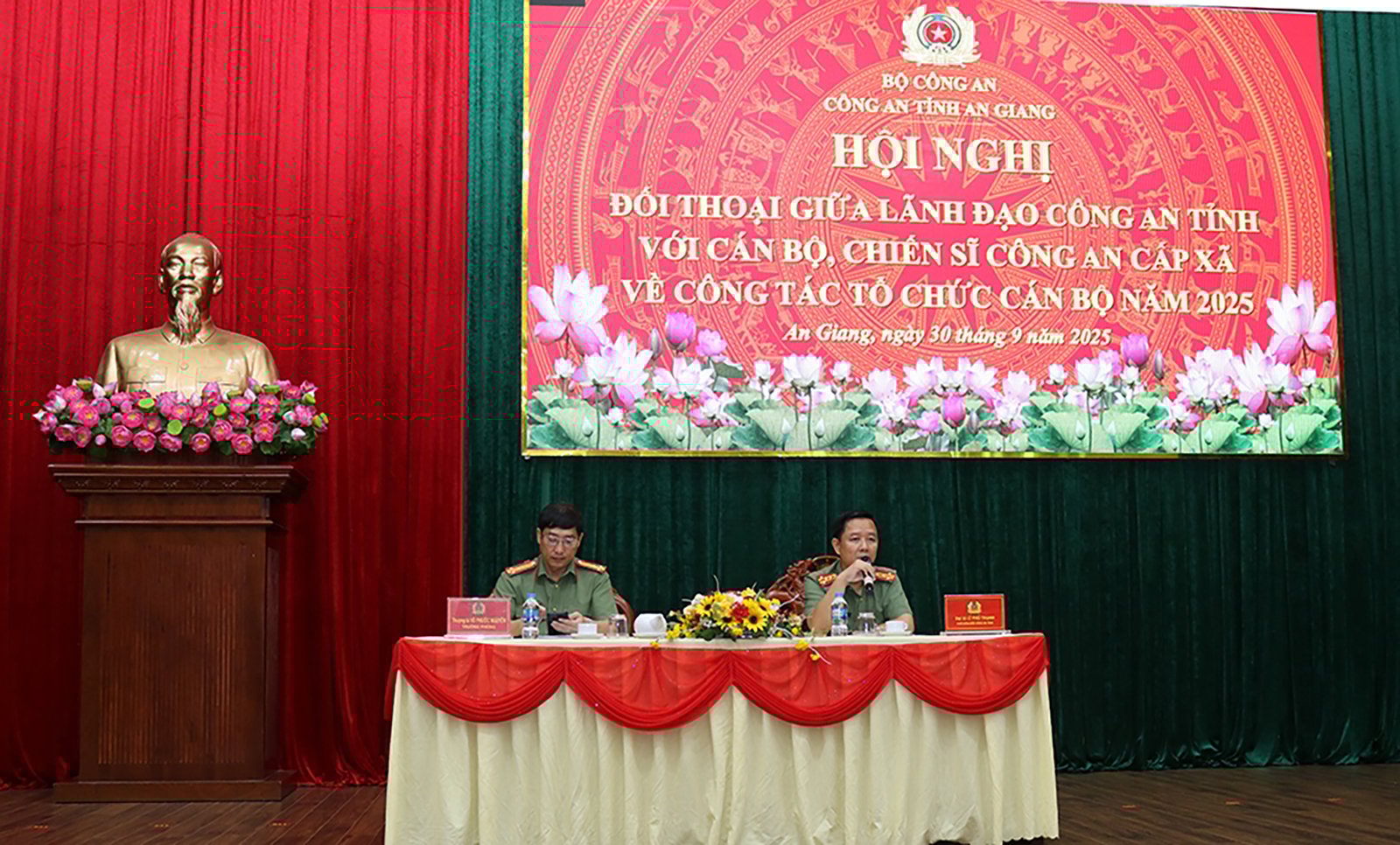 Đại tá Lê Phú Thạnh, Tỉnh ủy viên, Phó Bí thư Đảng ủy Công an tỉnh - Phó Giám Đốc Công an tỉnh đối thoại Công an cấp xã