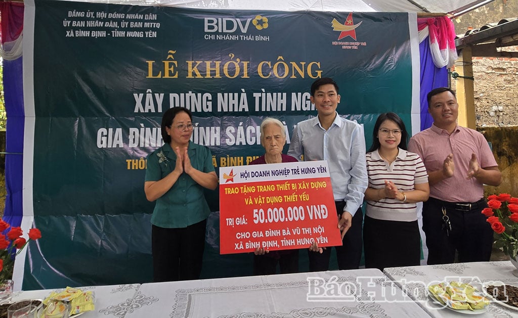 សមាគមសហគ្រិនវ័យក្មេងខេត្ត Hung Yen ប្រគល់ប័ណ្ណសរសើរដល់លោកស្រី Vu Thi Noi ក្នុងការសាងសង់ផ្ទះ។