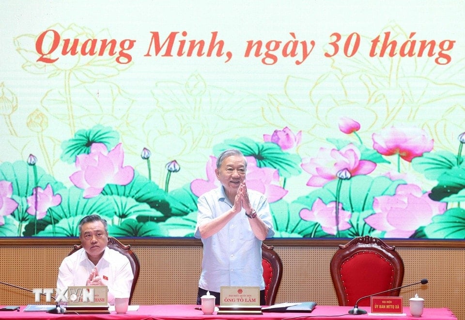 អគ្គលេខាបក្ស To Lam បានជួបជាមួយអ្នកបោះឆ្នោតមកពីឃុំចំនួនប្រាំបួន (Soc Son, Da Phuc, Noi Bai, Trung Gia, Kim Anh, Me Linh, Yen Lang, Tien Thang, និង Quang Minh) មុនពេលសម័យប្រជុំលើកទី ១០ នៃរដ្ឋសភានីតិកាលទី ១៥។ (រូបថត៖ Thong Nhat/VNA)