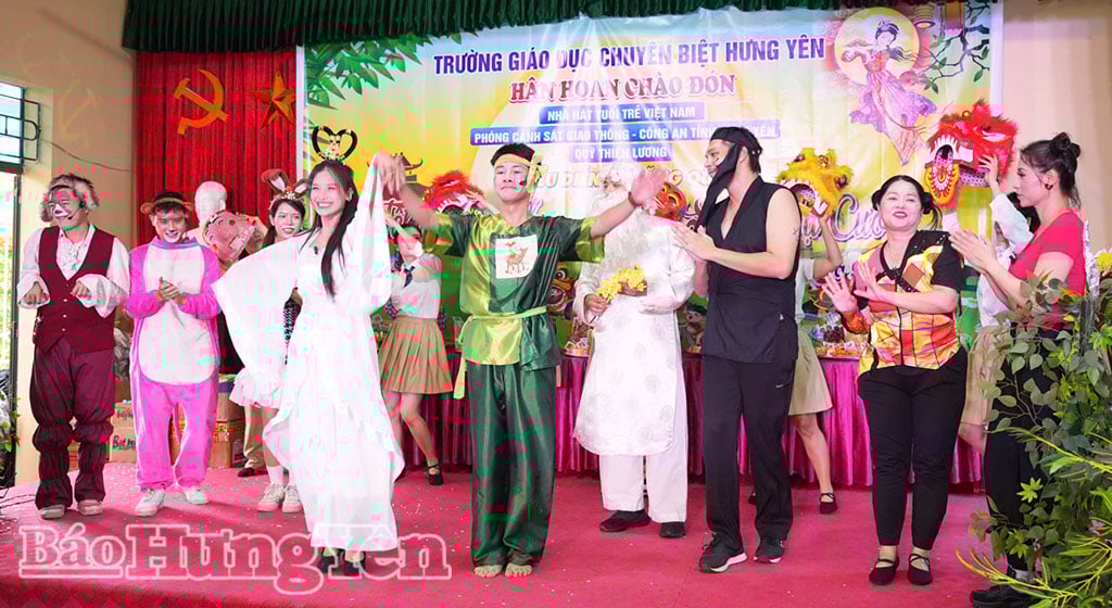 ការសម្តែងដោយសិល្បករនៃមហោស្រពយុវជនវៀតណាមសម្រាប់សិស្សសាលាអប់រំពិសេស Hung Yen សាខា Khoai Chau ។