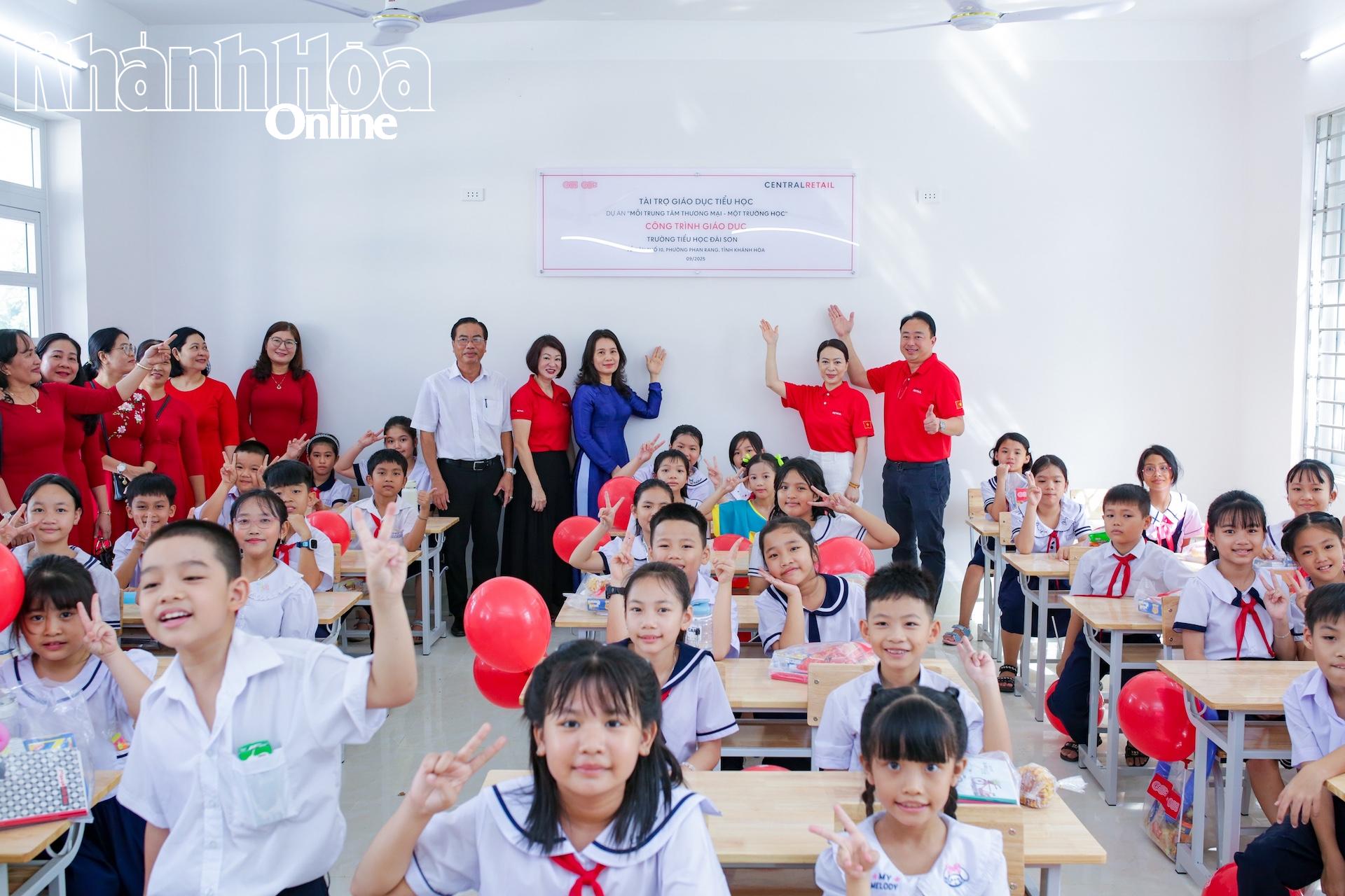ភាពសប្បាយរីករាយរបស់ថ្នាក់ដឹកនាំសាលា និងសិស្សានុសិស្សនៃសាលាបឋមសិក្សា Dai Son ក្នុងថ្នាក់រៀនថ្មី។