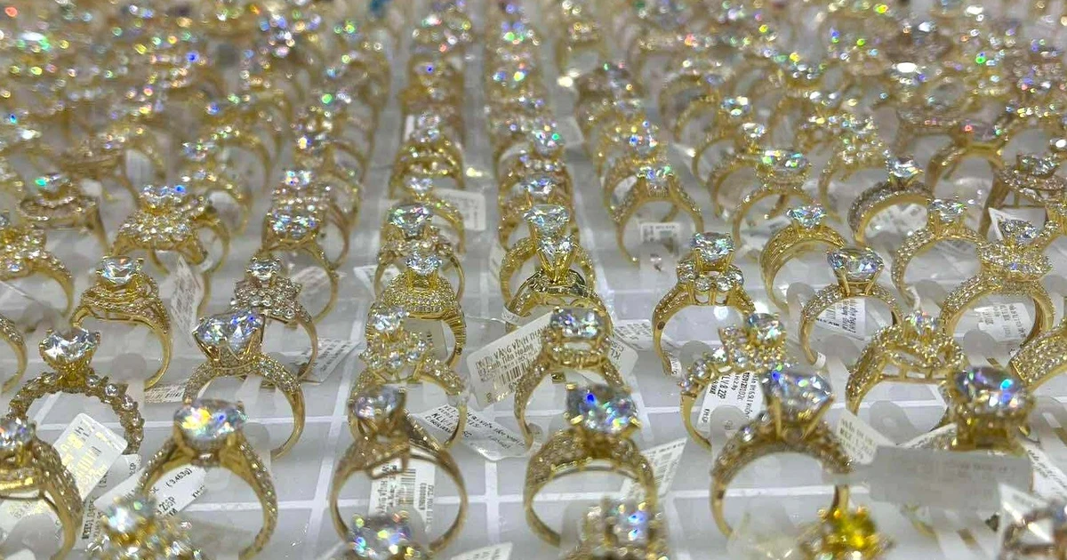 Vàng miếng trong nước bất ngờ lập đỉnh mới với 137,3 triệu đồng/lượng