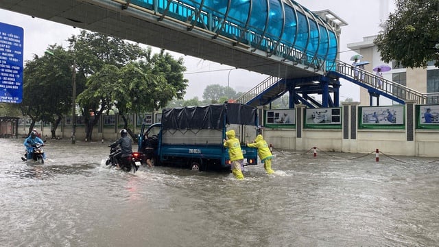 Hà Nội: Mưa lớn gây 65 điểm úng ngập - Ảnh 4.