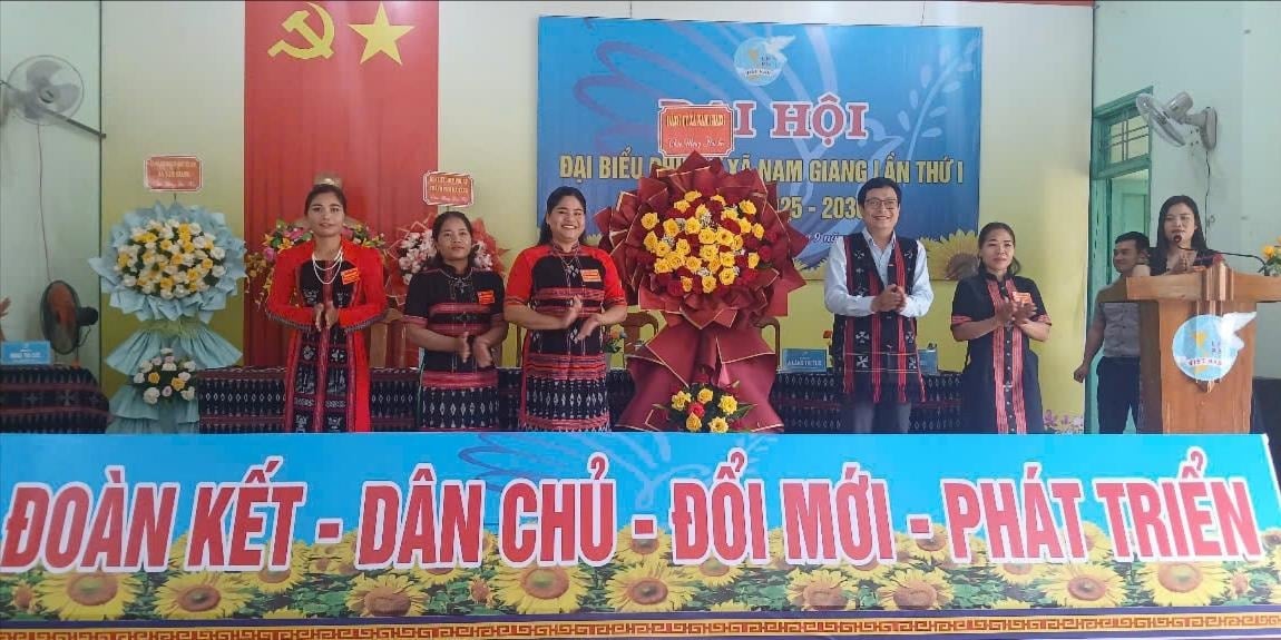 ប្រធានគណៈកម្មាធិការប្រជាជនឃុំ Nam Giang លោក Nguyen Van Hieu ជូនកម្រងផ្កាអបអរសាទរមហាសន្និបាត។ រូបថត៖ វ៉ាន់ ធូ
