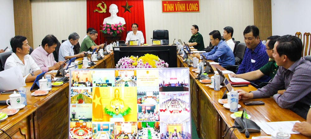 លោក Nguyen Quynh Thien - អនុប្រធានគណៈកម្មាធិការប្រជាជនខេត្ត ប្រធានគណៈកម្មាធិការដឹកនាំខេត្តស្តីពី IUU និងគណៈប្រតិភូចូលរួមកិច្ចប្រជុំនៅស្ពានខេត្ត Vinh Long។