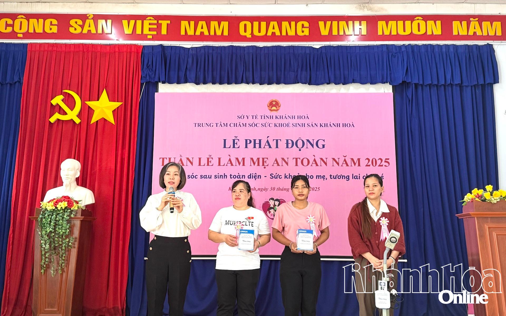 ថ្នាក់ដឹកនាំមជ្ឈមណ្ឌលថែទាំសុខភាពបន្តពូជខេត្ត បានធ្វើការបង្ហាញសម្ភារៈបរិក្ខារពេទ្យសម្រាប់ថែទាំសុខភាពស្ត្រីដល់ស្ថានីយ៍សុខភាពមួយចំនួន។