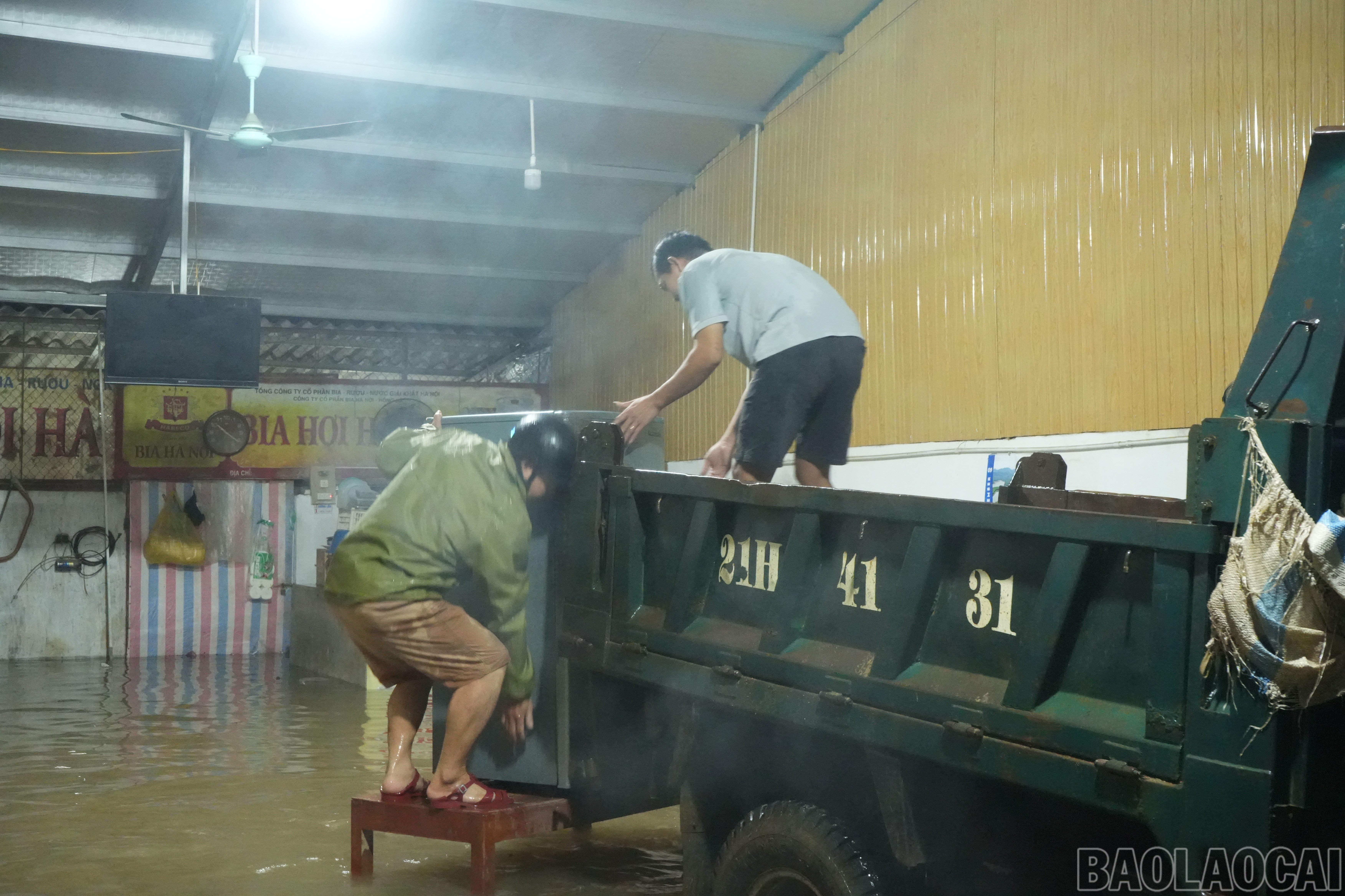 Người dân chủ động di chuyển đồ dùng, di dời khẩn cấp ngay trong đêm.