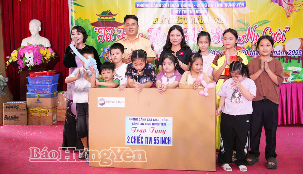 តំណាងនាយកដ្ឋាននគរបាលចរាចរណ៍ (ស្នងការដ្ឋាននគរបាលខេត្ត) ប្រគល់ទូរទស្សន៍ដល់សាលាអប់រំពិសេស Hung Yen សាខា Khoai Chau ។