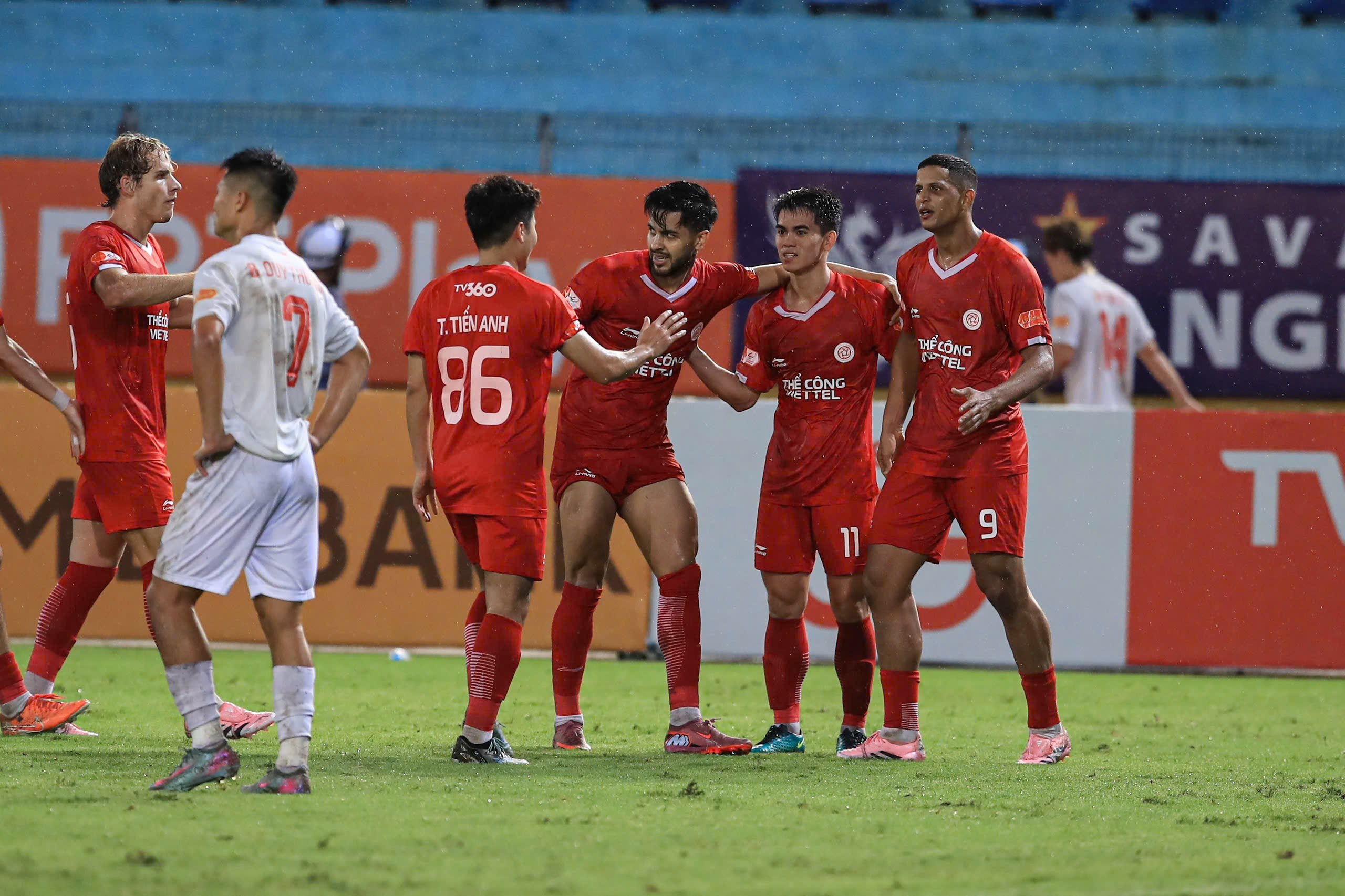 Lịch thi đấu V-League mới nhất: Đại chiến đua vô địch lẫn trụ hạng, sẽ có HLV ‘bay’ ghế! - Ảnh 1.