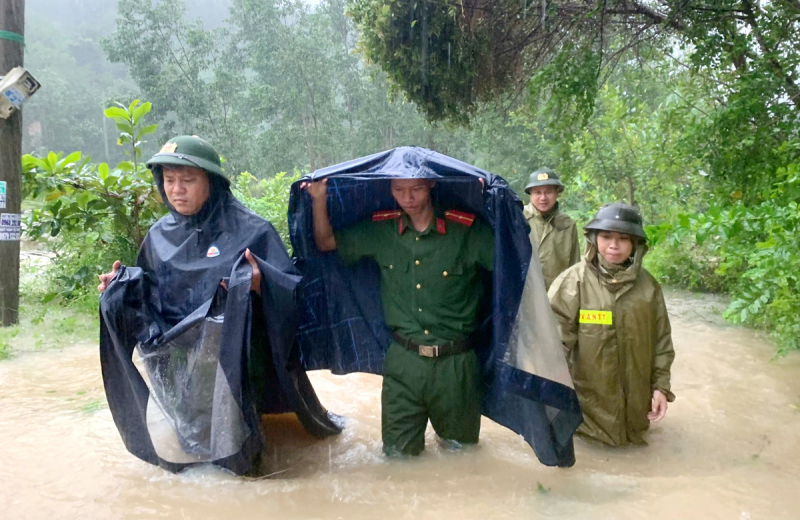 After storm No. 10, Ha Tinh people struggle with floods -0