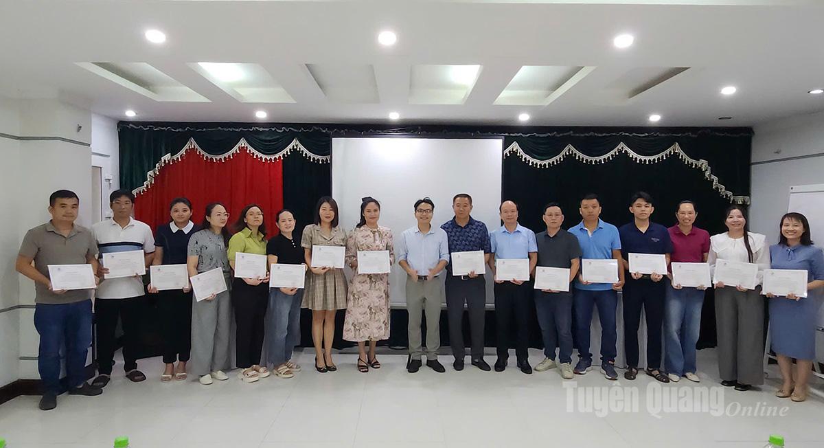 Giảng viên Lương Đông Sơn, Học viện Báo chí và Tuyên truyền trao Chứng nhận hoàn thành khóa học cho các học viên.
