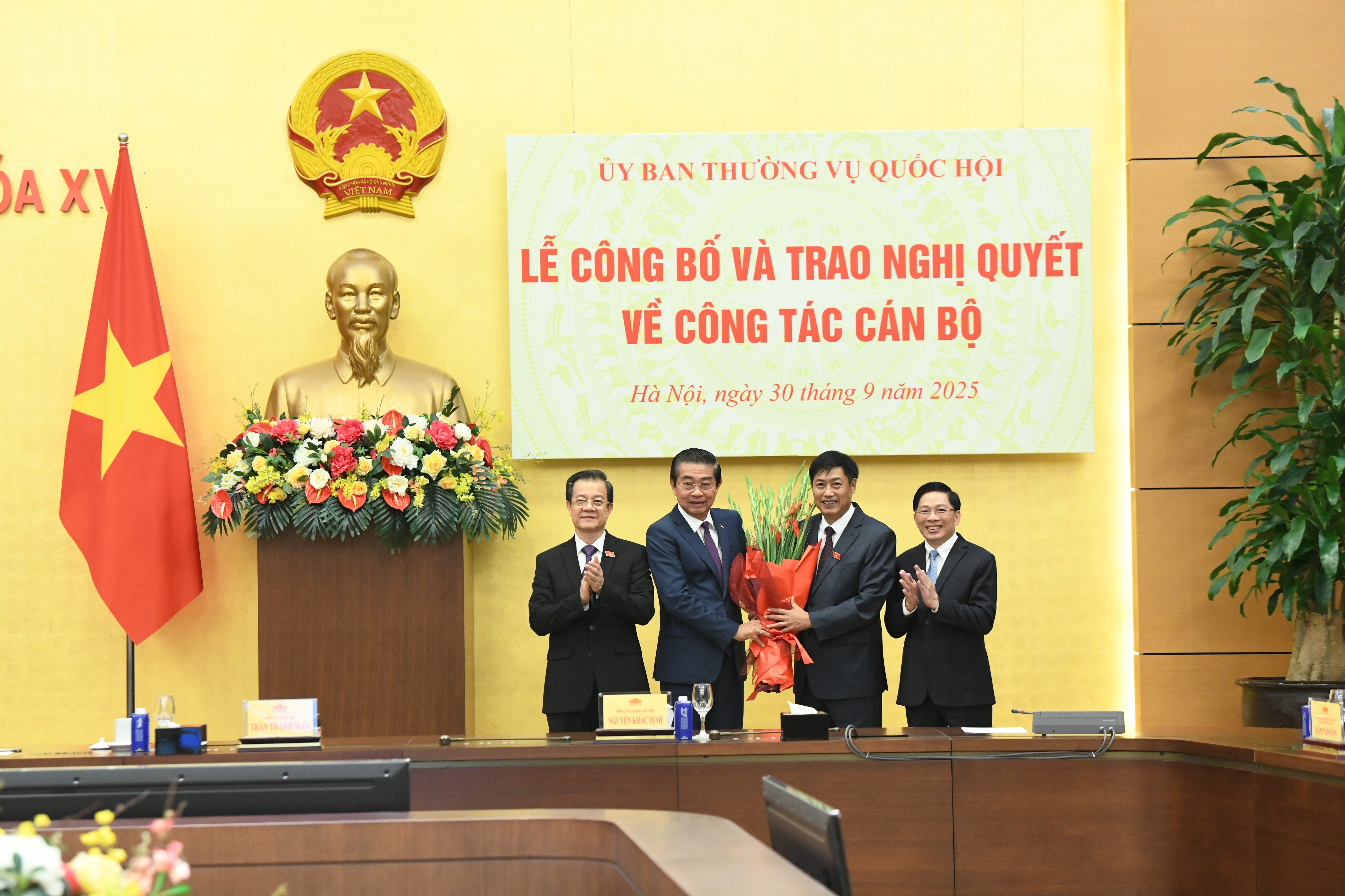 ຄະນະບໍລິຫານງານສູນກາງ ອພສ ຊົມເຊີຍ.1