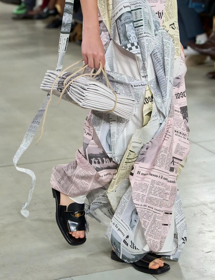 Người mẫu mang chổi cọ bồn cầu, nồi nhôm lên sàn diễn tại Tuần lễ thời trang Milan - Ảnh 4.