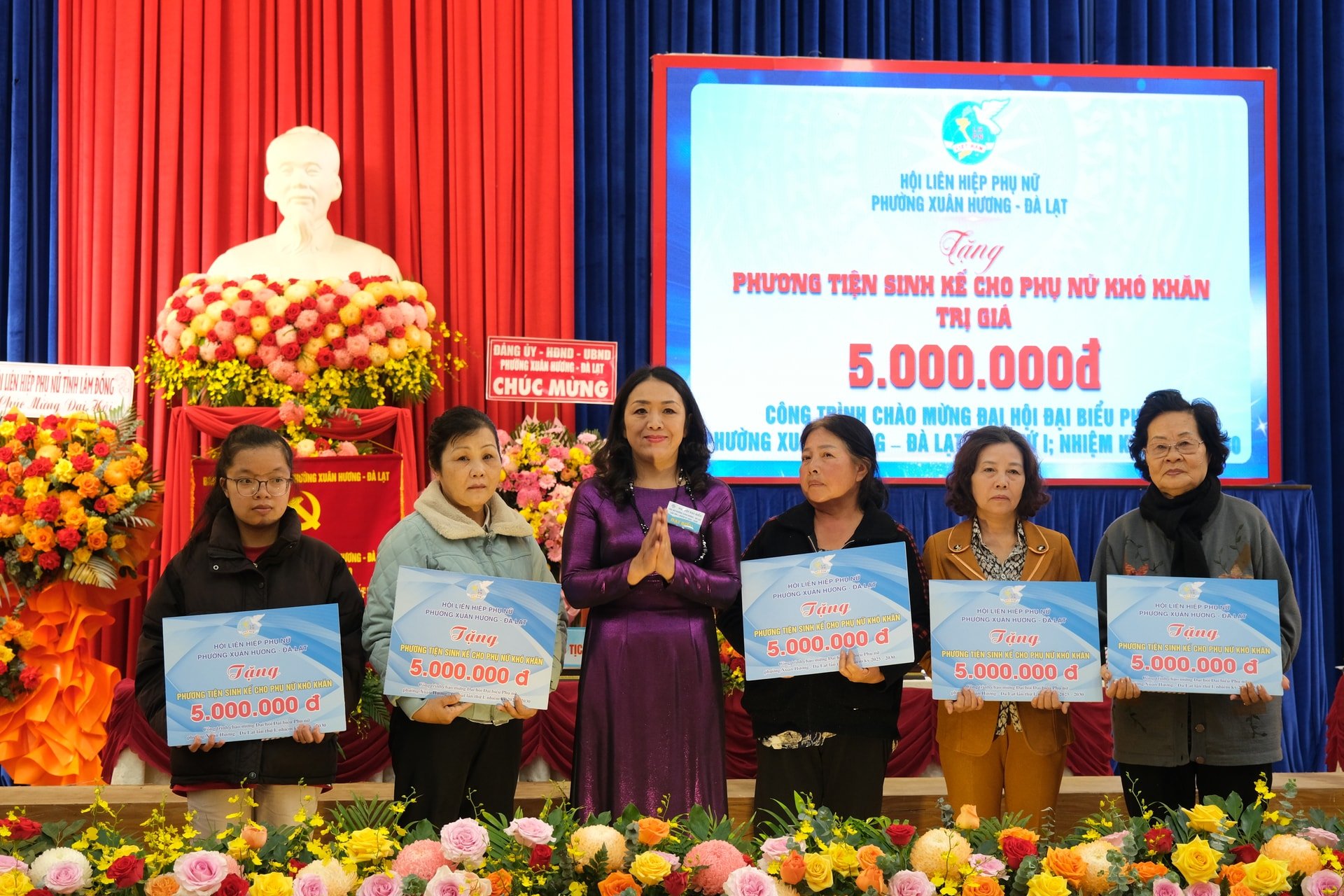 कठिनाई में फंसे सदस्यों को आजीविका मॉडल दान करें