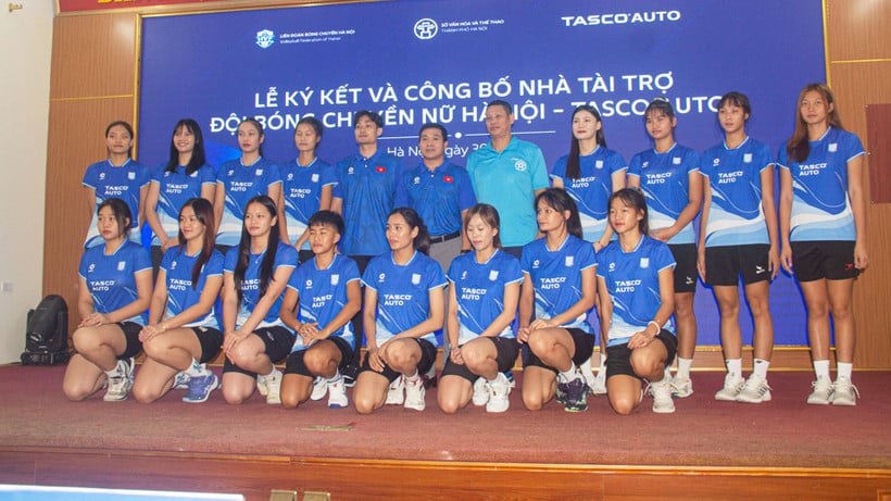 សមាជិកក្លឹបបាល់ទះនារី Hanoi-Tasco Auto។